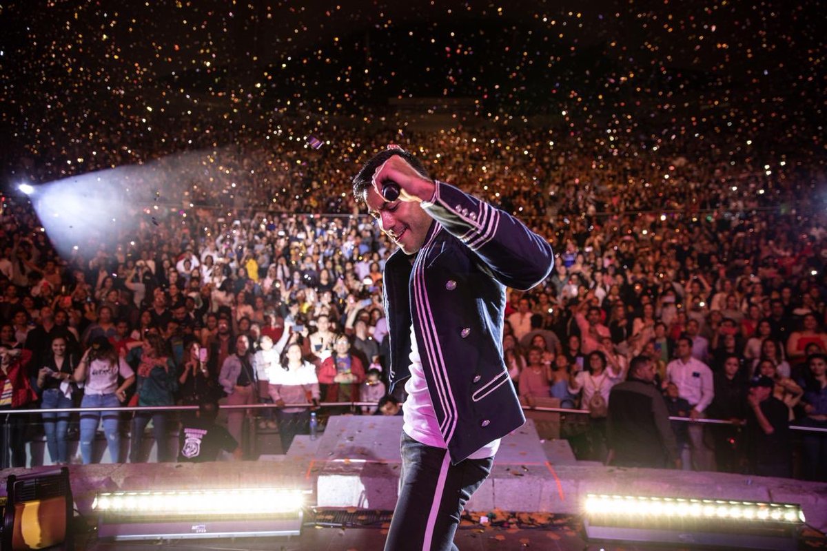 _CarlosRivera's tweet photo. Oaxaca, me dejaste sin palabras! Tu entrega y tu cariño llegaron a lo más profundo de mi corazón. Gracias por lo que me hiciste sentir esta noche. Quisiera bajar las estrellas para agradecerte, tú lo hiciste hoy para mí. Hasta pronto. #GuerraTour https://t.co/m3bz2CL8jM