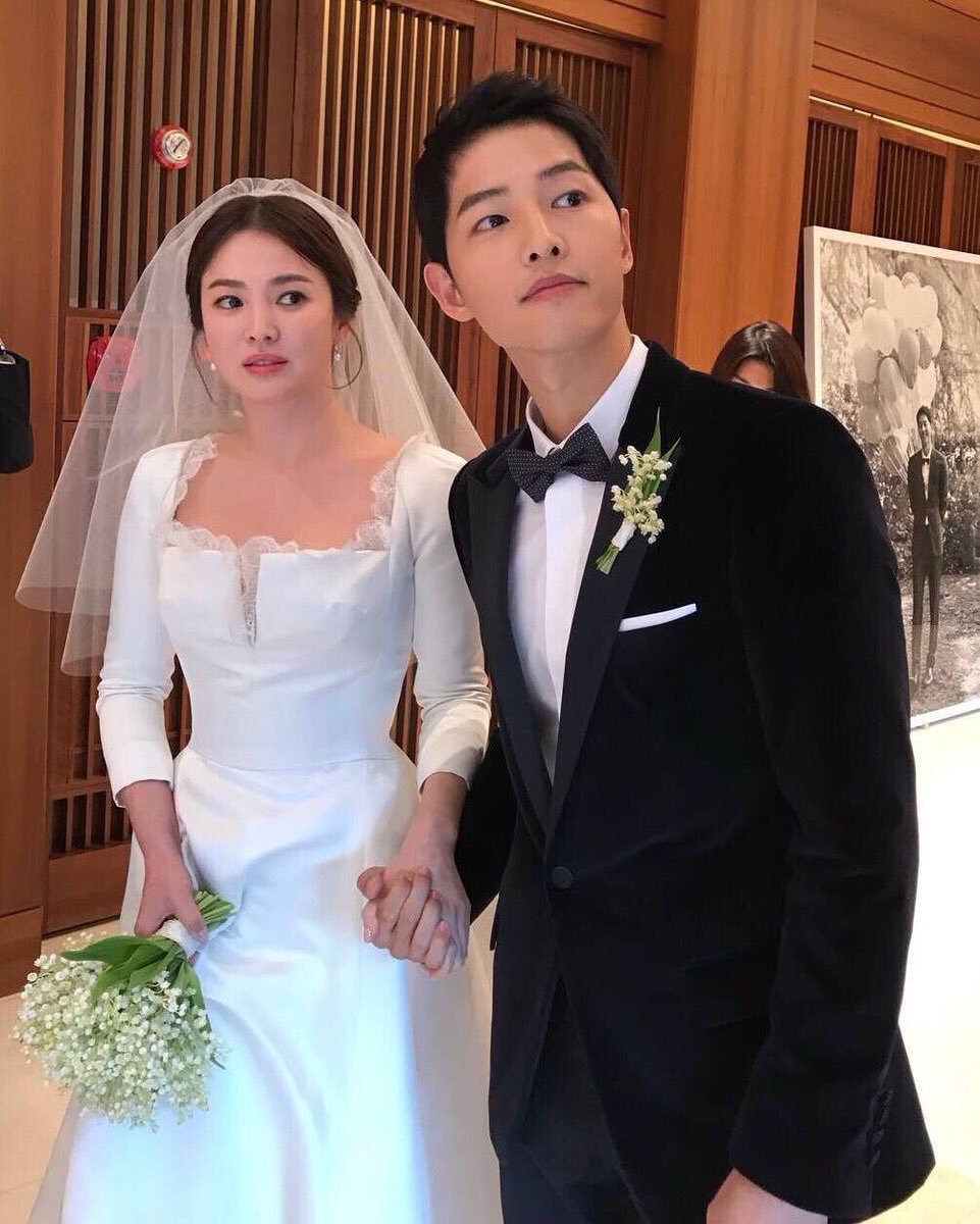 HARUTO271094's tweet photo. 2019 فعلا كانت سنه الطلاق ..
 الإثنين تزوجوا بعد دراماتهم على قناة KBS 😁😂

#Blood 
#KuHyeSun  #AhnJaeHyun
#DescendantsOfTheSun 
#SongJoongKi #SongHyeKyo https://t.co/xkxPbvxMqW
