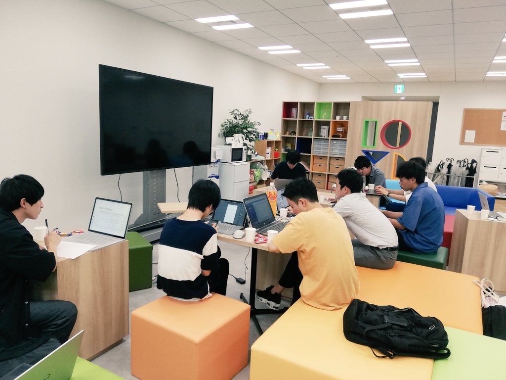 NitoroOfficial's tweet photo. 高校生から社会人まで、一緒の空間で自分の名刺を制作中。

専門じゃなくても一回作ってみるって大事。その名刺には愛着わくだろうし。
#micsworkshop https://t.co/iHTZ30sAgM