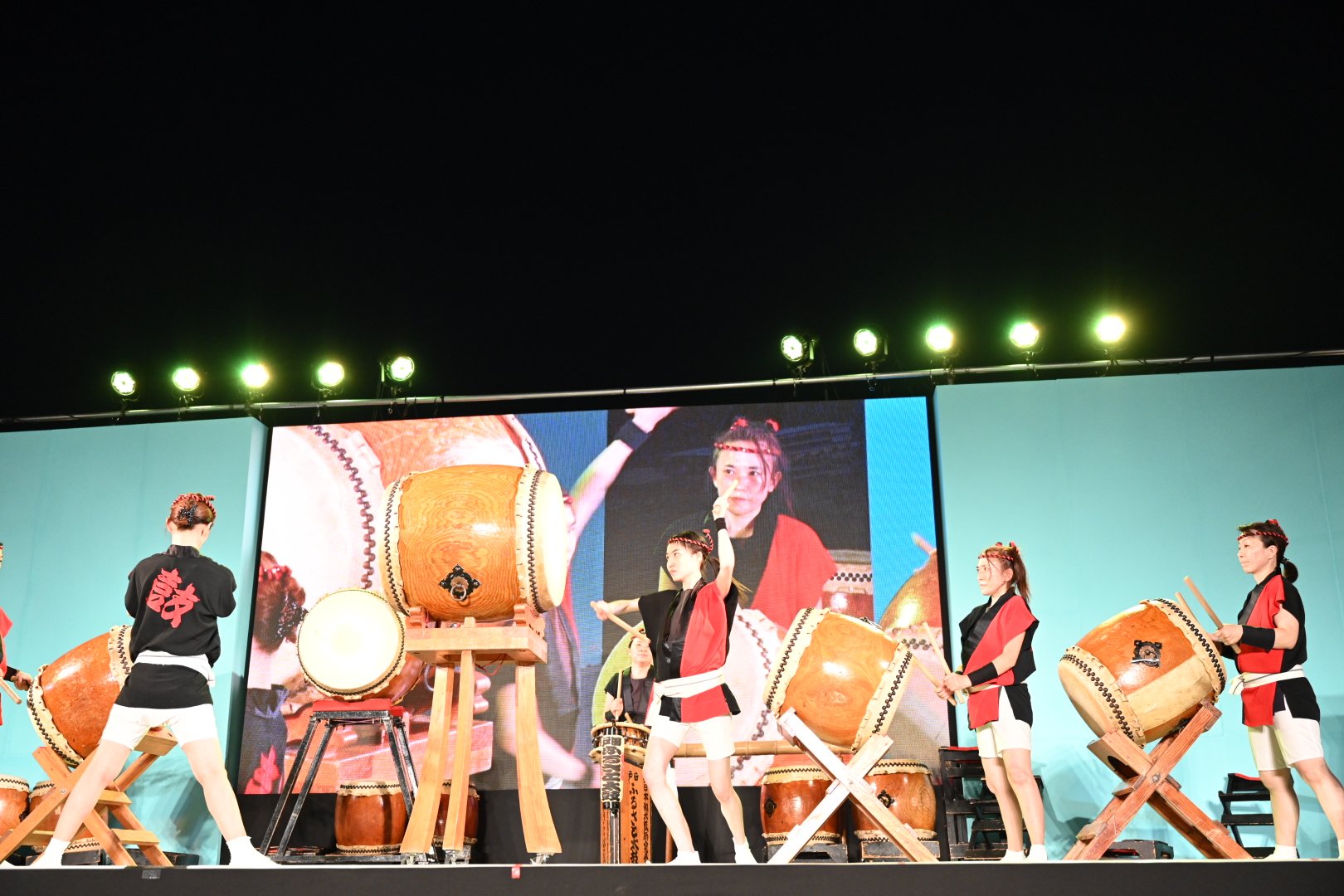 戸田市 戸田ふるさと祭り 市役所ステージの最後を飾る 戸田伝統の神輿とふるさと太鼓が披露されました それぞれ迫力があり 圧巻の一言 無事披露が終わると 辺りは大きな拍手に包まれました 戸田市役所