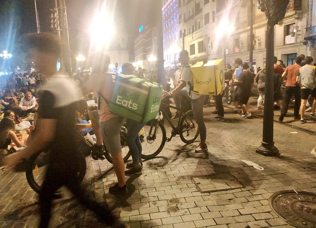 EraginBilbo's tweet photo. 🕑 Gaueko 02:00ak eta Glovo eta Uber enpresa esplotatzaileen autonomo faltsuak jaigunean, Arriagan litroak egiten ari diren gazteei janaria eramaten.

Benetan irudi tristea. https://t.co/oPOowvtOfZ