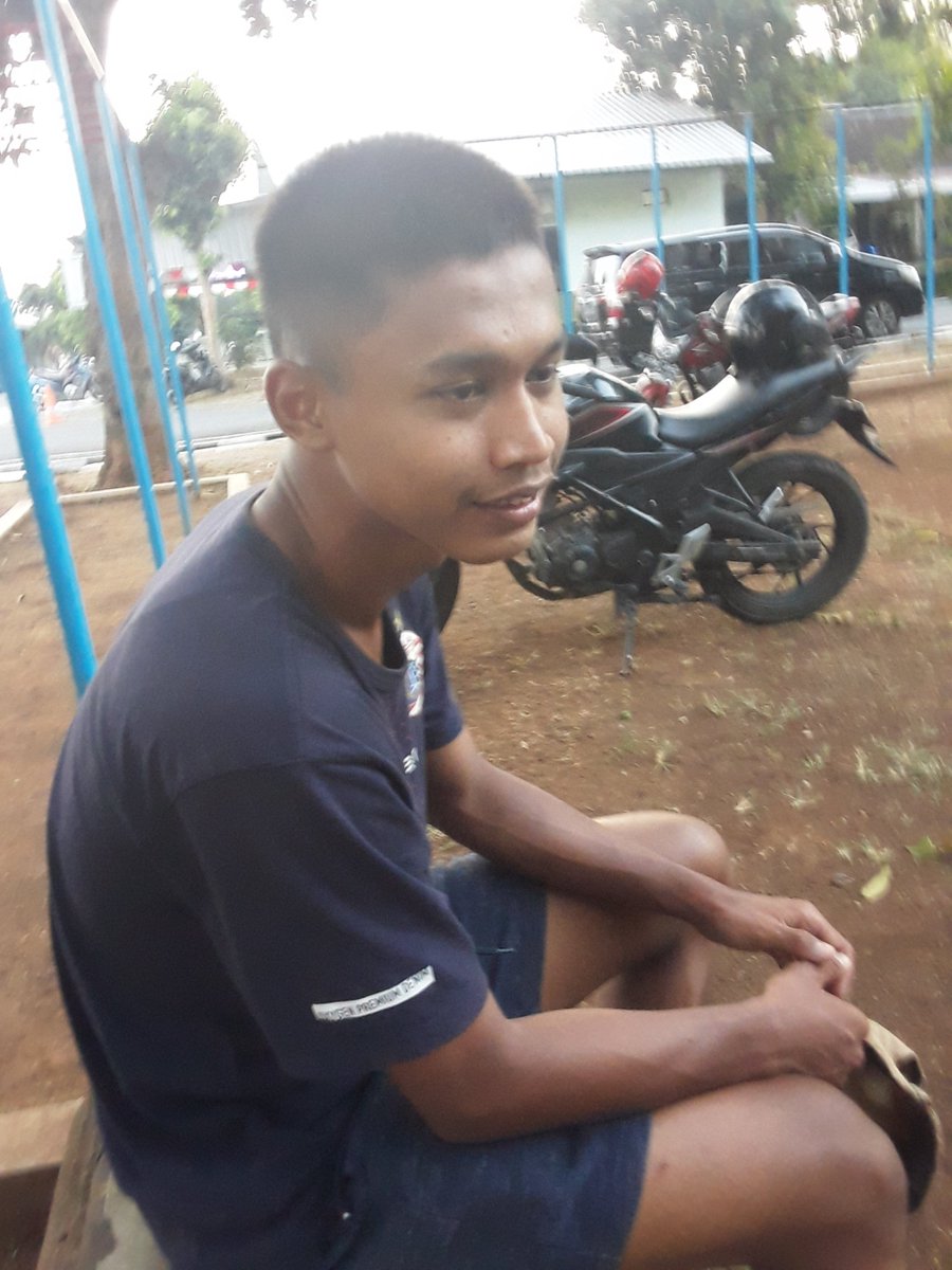 Habib_Sholah's tweet photo. @OrenBarat @JakOnline Selesai pertandingan ngobrol dengan top skore Persija u16. Niko namanya, remaja Sukoharjo yg nglembara ke Ibokota untuk ikut seleksi di Persija u16 https://t.co/2AJvisSExo
