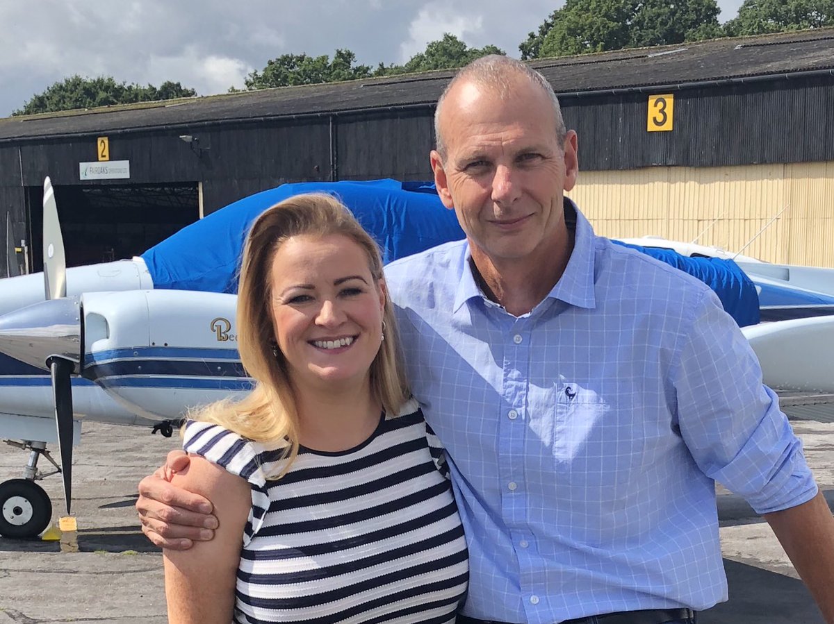 So great to meet up & hang out with @PilotDeborah this morning! Fun to compare flying in Canada and the UK. #girlsWhoFly  #FlyLikeaGirl