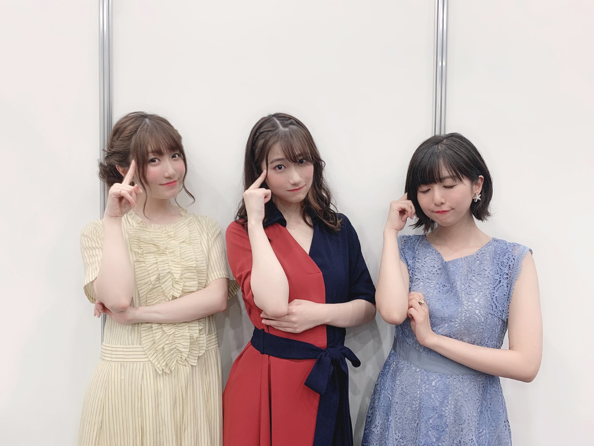 日高里菜 女の子チームで ちゃんりなポーズで撮ろうと言ってくれたの そしてお家に帰ってきて10周年パンフレット読んでいました Saoに出会えてよかったなぁと改めて思いました 素敵な一冊