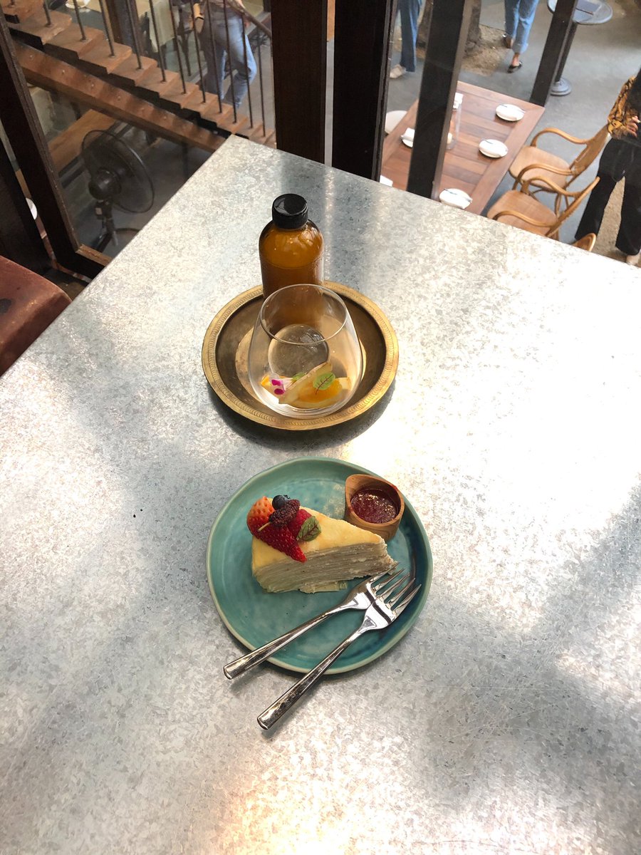 wheniamaroundu's tweet photo. ร้านใหม่ย่านอารีย์ blacksmith 🖤 มีทั้งคาเฟ่และร้านอาหารกึ่งโอเพ่นแอร์ เป็นเหมือนโรงตีเหล็ก ตกแต่งด้วยโทนสีดำ น้ำตาล มีโซฟาหนัง และหนังสัตว์ต่างๆ ตัดกับต้นไม้สีเขียวอย่างกระะบองเพชร ให้บรรยากาศดิบๆ เรียกว่าสวย เท่ทุกมุม! @aroii @kin24hrs #อร่อยบอกต่อ #cafehoppingbkk https://t.co/1EFyOfB3d2