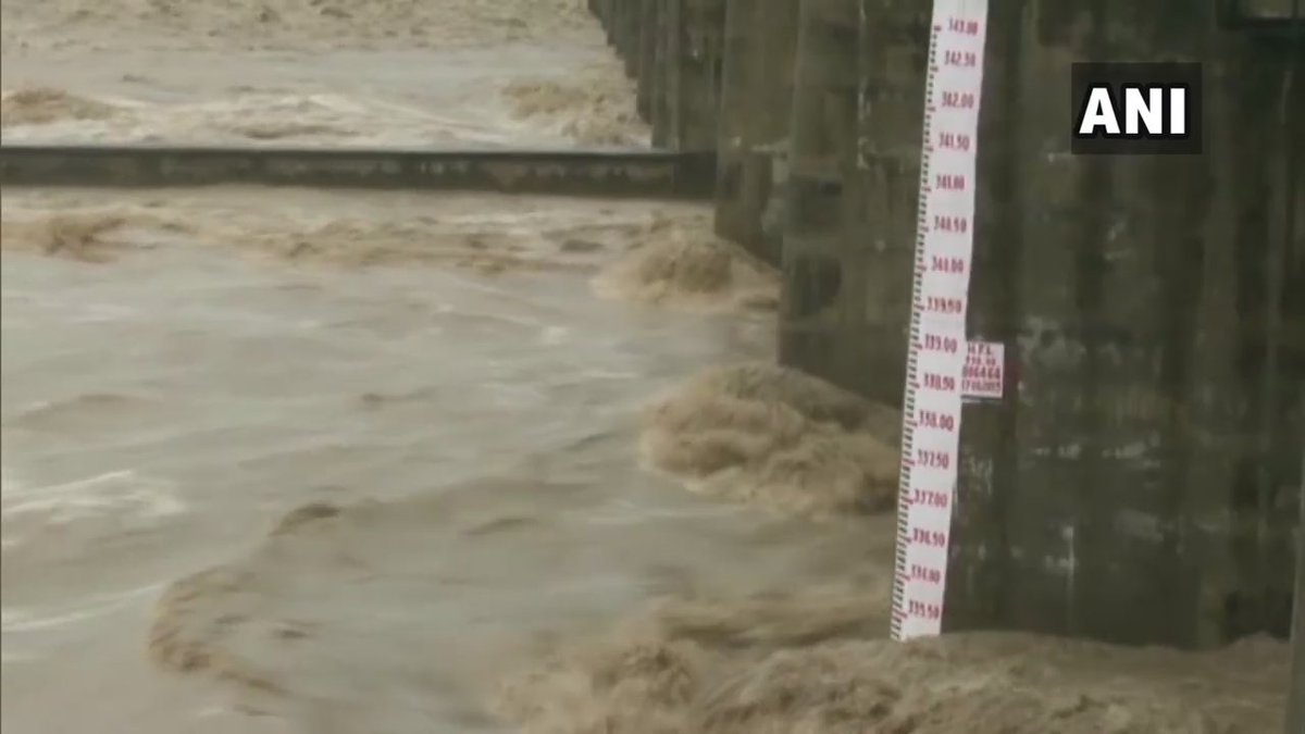 ANI's tweet photo. Haryana: Water-level in Yamuna river rises after water is released from Hathni Kund Barrage in Yamuna Nagar. https://t.co/dqJ2kwqFtm