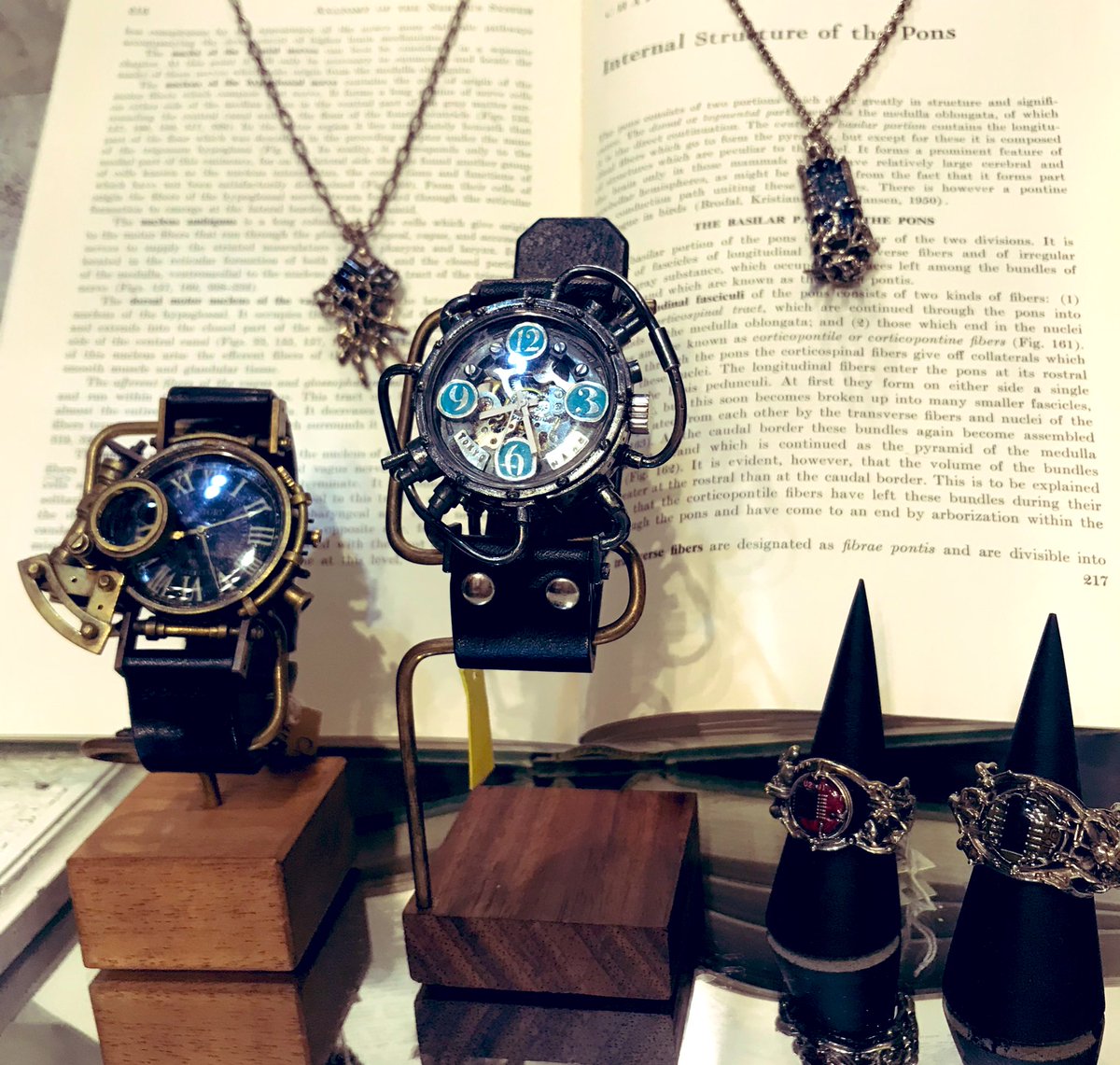 A Story Tokyo 新宿 お店で作った手作り腕時計 セレクトした作家物アクセサリーをご紹介 V Twitter 本日もたくさんのご来店ありがとうございました アナザー展 は27日まで開催しております 写真は 飾屋しろがね の基盤が入ったサイバーパンクなアクセサリーと