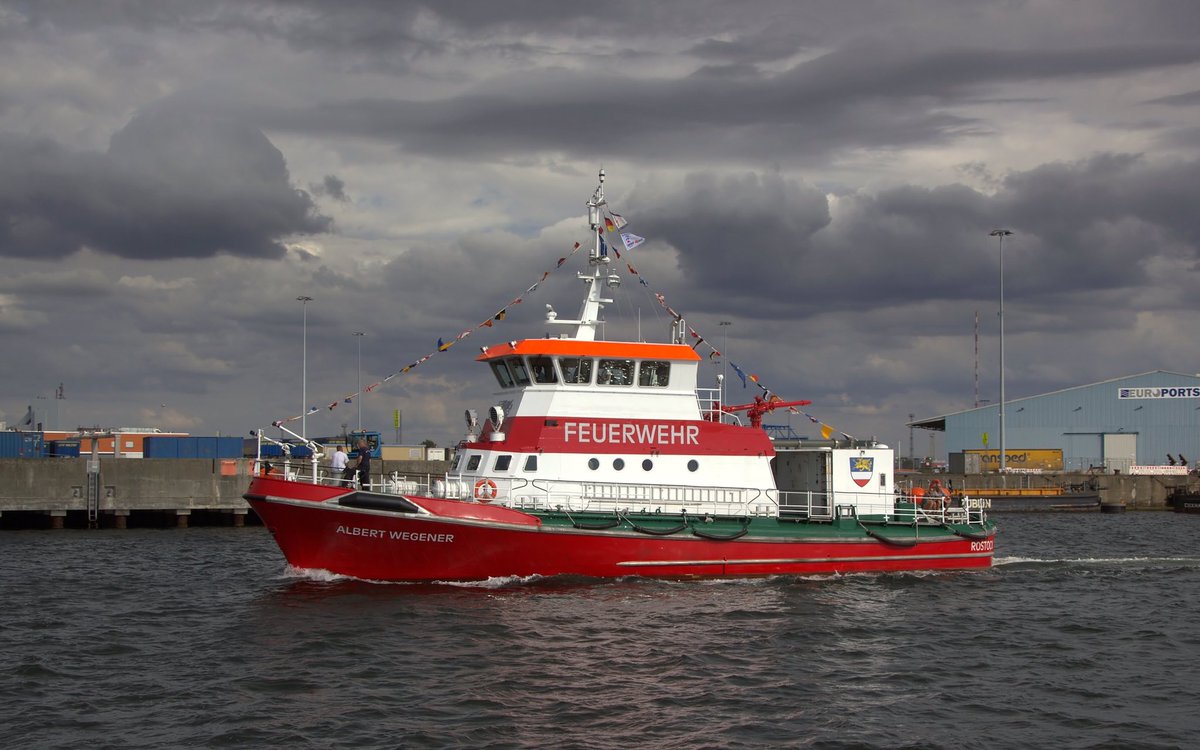 RickyGTS's tweet photo. Gibt es den perfekten Fotohimmel für ein #Feuerlöschboot 🤔 ich behaupte mal: Ja 🙂 #FLB #AlbertWegener der #FeuerwehrRostock auf der -#HanseSail2019 in #Rostock 💪🏻 https://t.co/GNml9iZI1X