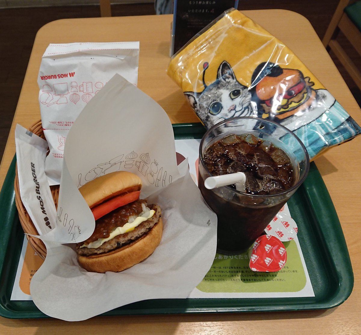 Rika St 千歳船橋のモスバーガー ヒグチユウコスペシャルありました ギュスとモッさん かわいい そして予想の1 5倍大きかった 汗ふきまくれる ヒグチユウコ モスバーガー