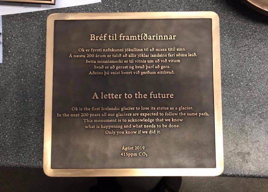 axelletess's tweet photo. “Ce monument atteste que nous savons ce qui se passe et ce qui doit être fait...vous seuls savez si nous l’avons fait »
Inauguration aujourd’hui de cette plaque commémorative en Islande. 
L’île volcanique va honorer son premier glacier englouti par le réchauffement climatique https://t.co/orCsyRc4pU
