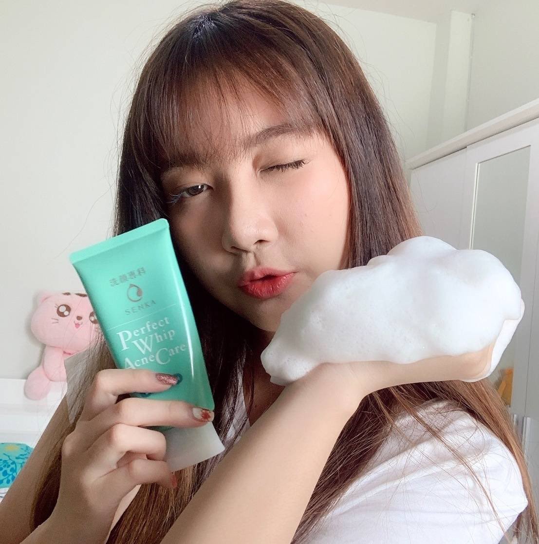 aaoyyaoyy's tweet photo. วิปโฟมล้างหน้าใหม่จากเซนกะ! SENKA Perfect Whip Acne Care หลอดน้ำเงินฮิตไม่พอยังส่งออกหลอดเขียวมาอีก ใช้ดีมากมายย เหมาะกับคนเป็นสิวและลดโอกาสการเกิดสิวได้ด้วย ออยรู้สึกว่าใช้แล้วผิวสะอาดมากๆ ราคา 179 บาทค่า 💙
 #ไว้รีวิวห้ามขายของโว้ยย #วิปโฟมสำหรับคนเป็นสิว https://t.co/jubxWU0OPt