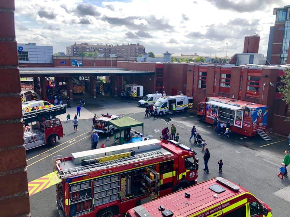 AmandaWFR82's tweet photo. Thanks for the invite @FireBolton! Another great open day with @BoltonMRT @policepandaimp @Colin34377077 ❤💚💙 Many new #LittleLifeSavers made, #Pandamedic, best part-shaking the hands of a family we taught #CPR & #Choking to after a scary episode with +ve outcome days earlier! https://t.co/VT6c7nhqSs