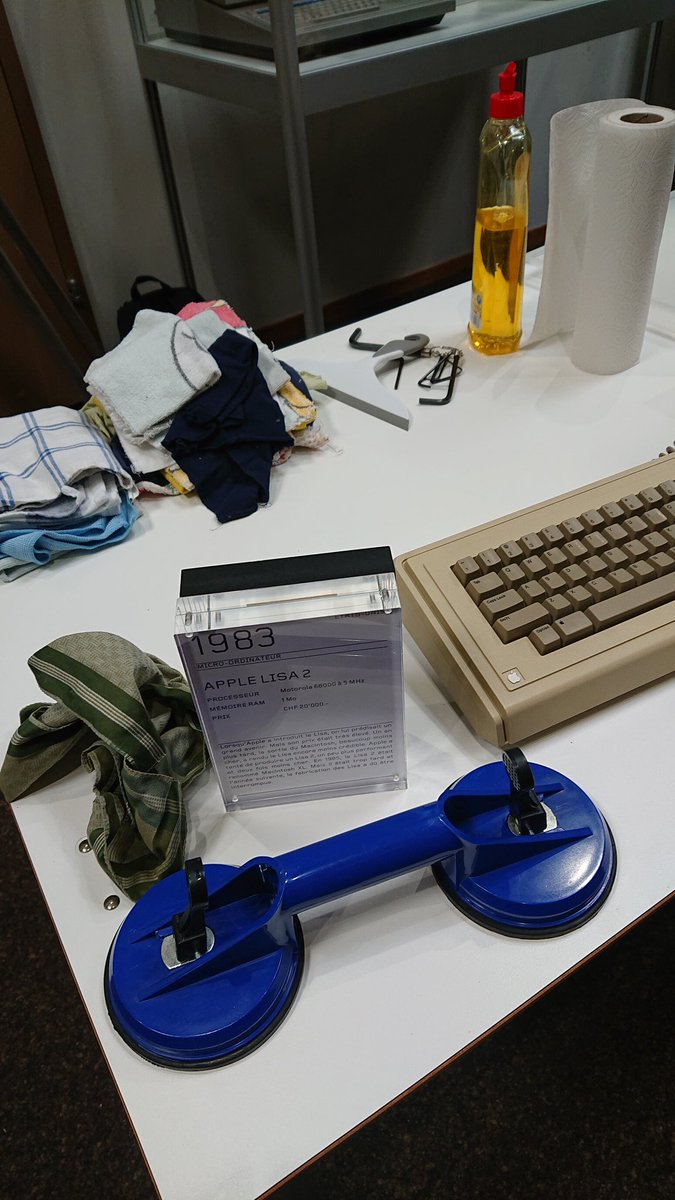The team started early this morning to clean the museum. Un musée privé et indépendant, c'est aussi une équipe de bénévoles qui nettoyent les vitrines avant nos deux grands événements de septembre: les 50 ans de l'<a href="/EPFL/">EPFL</a> 14-15 septembre, et la <a href="/NuitdesMuseesLP/">La Nuit des MuséesLP</a> le 21 septembre.