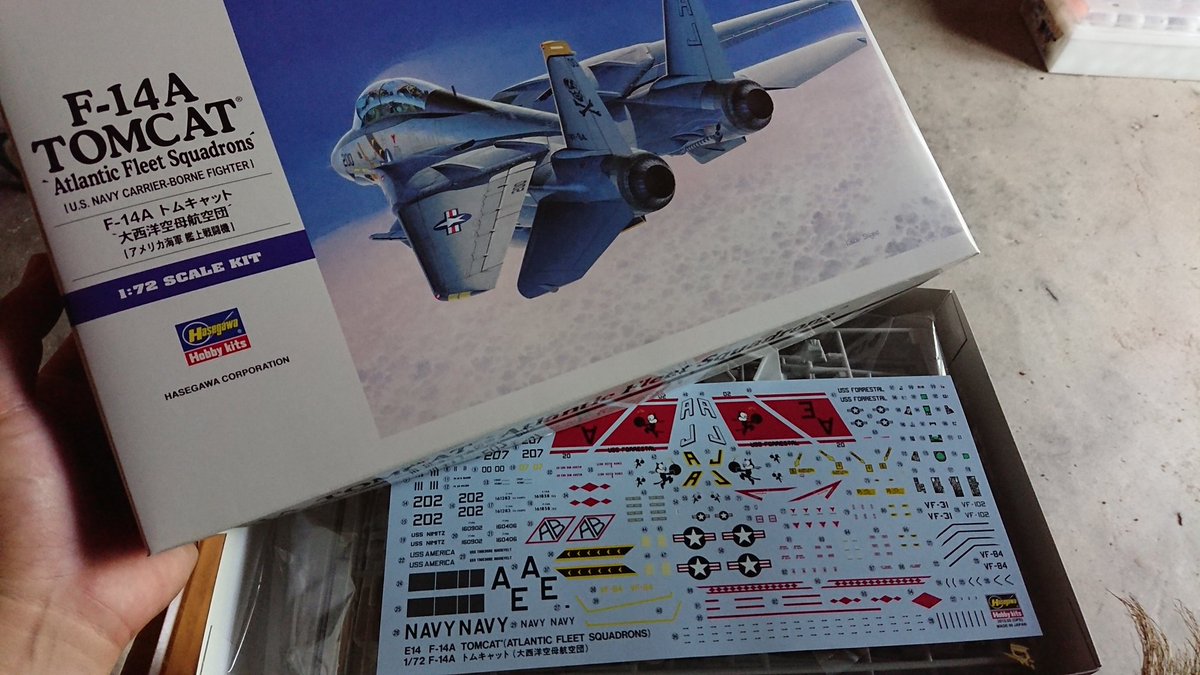 T517Guriguri's tweet photo. まーたストックが増えた😂

F-14Aトムキャット
           大西洋空母航空団

ほぉ、ジョリーロジャーズは2パターンか。

え、トムキャッターズも？

えっ!？ダイヤモンドバックスも
いけるの⁉️

   よし、あと３箱買おう✈️
#ハセガワ
#VF31
#VF84
#VF102
#F14
#トムキャット
#TOPGUN https://t.co/kpLkRHV5vG