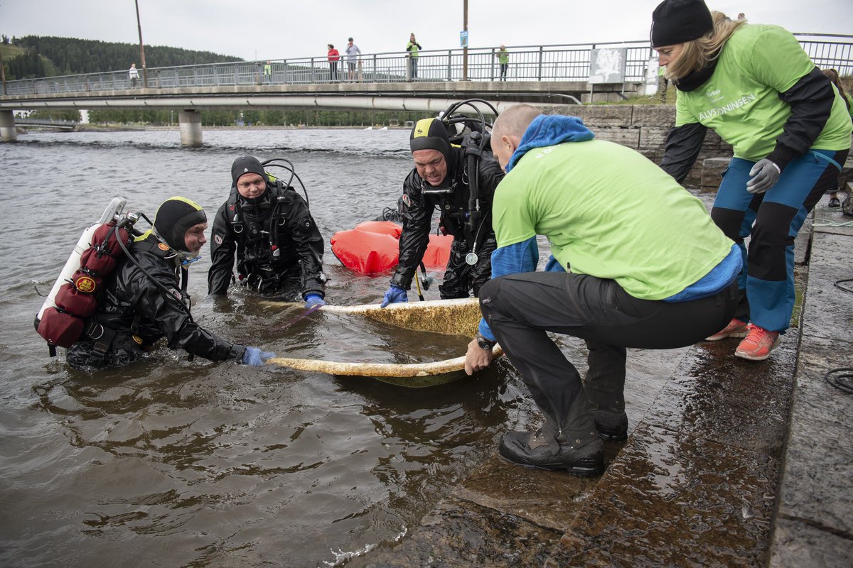 stadasve's tweet photo. I helgen har Älvstädningen 2019 startat med en premiär i premiären, i och med att Indalsälven var först ut. En älv som är ny i projektet! @BjornFerry och lokala idrottslag i Östersund var några av de som städade igår, med gott resultat!
#älvstädningen #fortum @FortumSverige https://t.co/d9pS3TTwCP