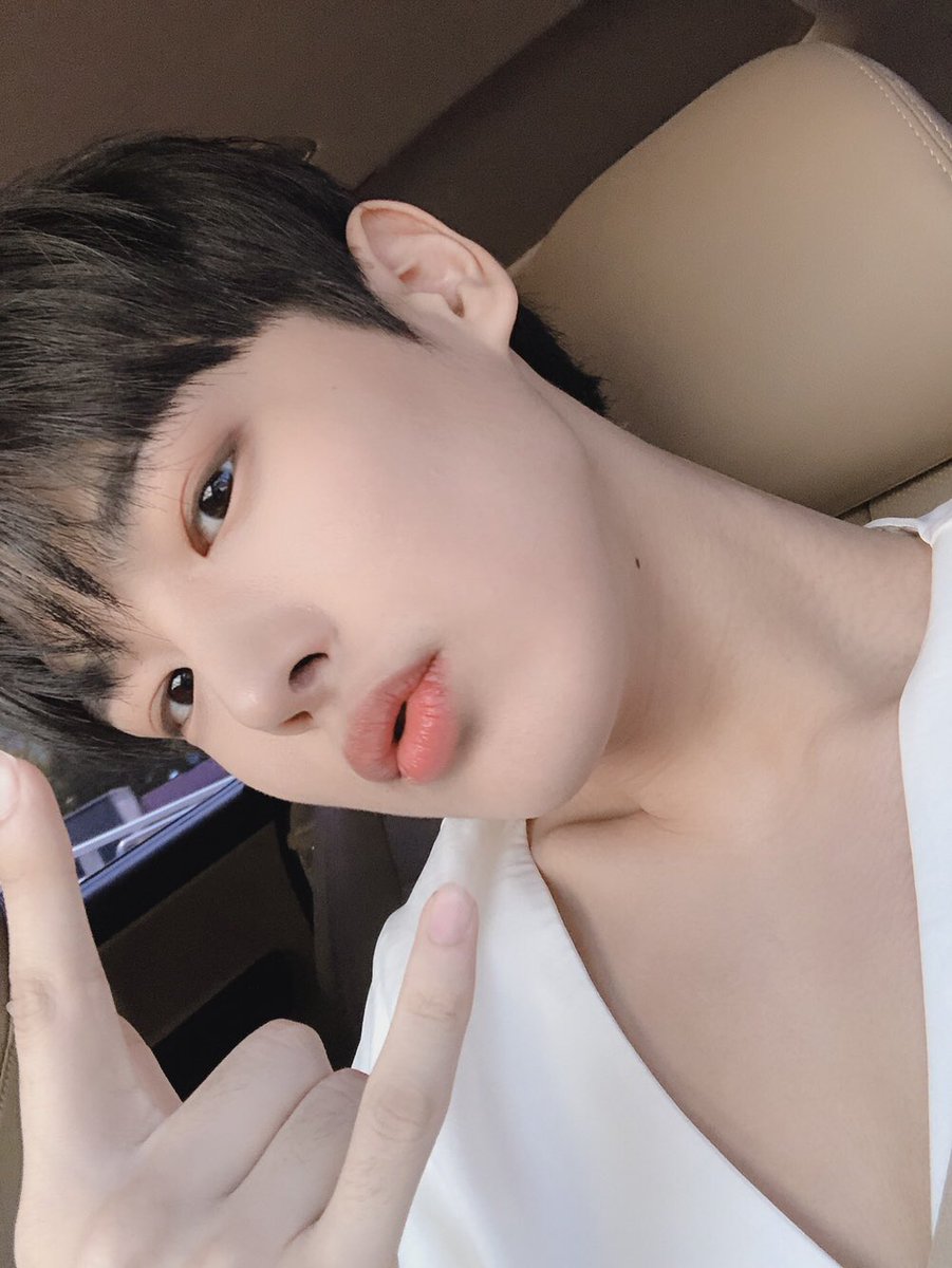 NewWorld_VICTON's tweet photo. [#병찬] 안녀엉어어어 앨리스 ㅎㅎ 다들 주말 잘 보내고 있을지 궁금하네요 ㅠ 더워서 힘도 안나구 ㅠㅠ 그래서 이렇게 응원하러왔어요오오!! 언제나 옆에서 응원할테니까 힘내구 얼른 봐요 우리~!!💕🐥🐶 https://t.co/mu7YsF5A9N