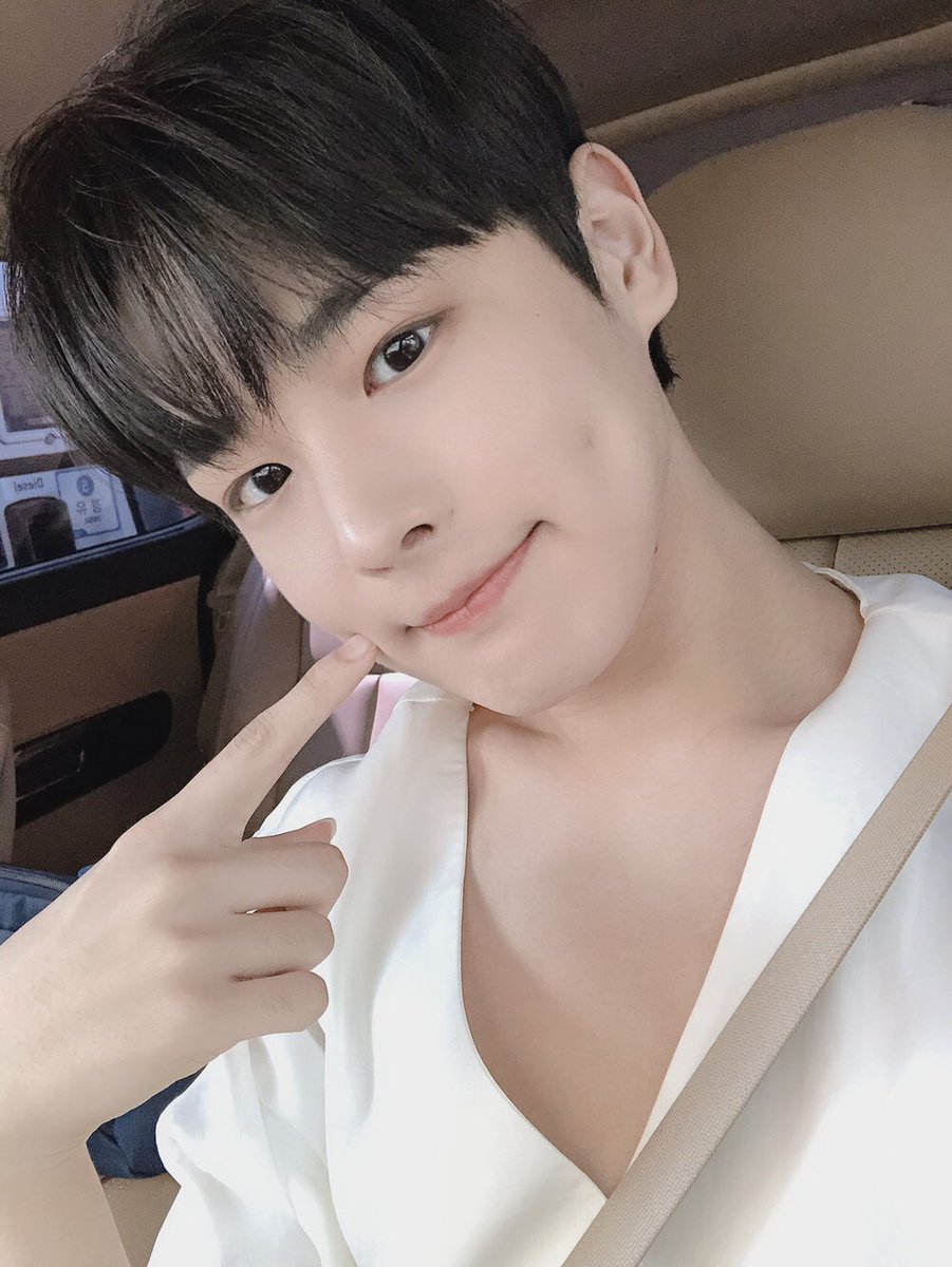 NewWorld_VICTON's tweet photo. [#병찬] 안녀엉어어어 앨리스 ㅎㅎ 다들 주말 잘 보내고 있을지 궁금하네요 ㅠ 더워서 힘도 안나구 ㅠㅠ 그래서 이렇게 응원하러왔어요오오!! 언제나 옆에서 응원할테니까 힘내구 얼른 봐요 우리~!!💕🐥🐶 https://t.co/mu7YsF5A9N