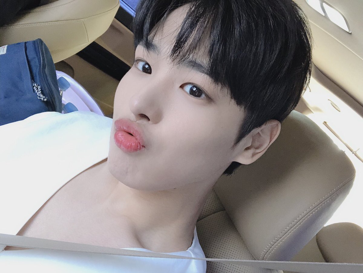NewWorld_VICTON's tweet photo. [#병찬] 안녀엉어어어 앨리스 ㅎㅎ 다들 주말 잘 보내고 있을지 궁금하네요 ㅠ 더워서 힘도 안나구 ㅠㅠ 그래서 이렇게 응원하러왔어요오오!! 언제나 옆에서 응원할테니까 힘내구 얼른 봐요 우리~!!💕🐥🐶 https://t.co/mu7YsF5A9N