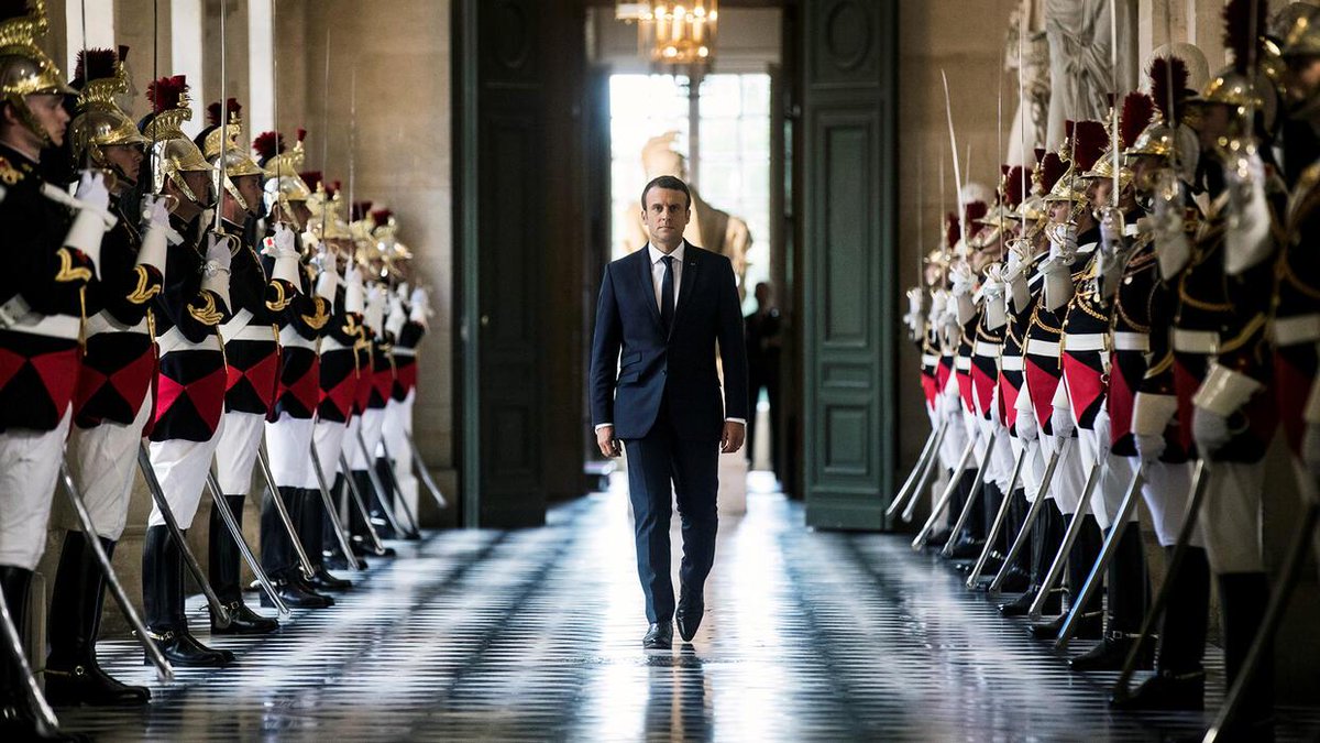 wiwo's tweet photo. Italien kopflos, Deutschland anspruchslos. Ganz anders Frankreich: Staatspräsident Emmanuel Macron inszeniert sich als Macher. Beim G7-Gipfel in Biarritz wird er Hof halten. Welche Strategie steckt dahinter? (€) https://t.co/5fqve4ScQo https://t.co/QjDC0GRK3d
