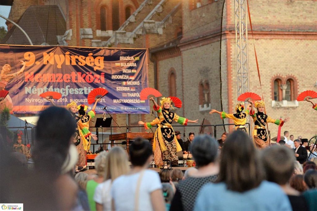 CIOFF_Indonesia's tweet photo. [Al Azhar 3 Goes to Hungary]

Performing Tokecang dance and Greget dance at Kossuth square for the festival’s opening ceremony!💃🏻✨

#CIOFF #CIOFF_Indonesia #SHARECULTURE #whyCIOFF https://t.co/n3Ng4L2TYh