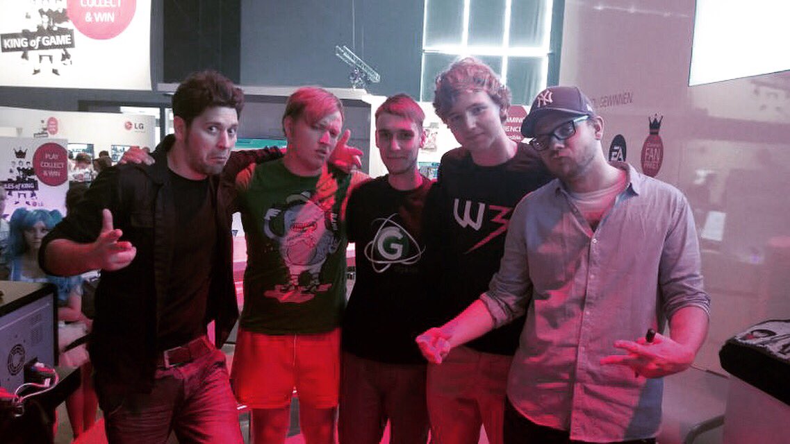 sandr0bot's tweet photo. Damals, als @Bimon &amp; @EtienneToGo unbedingt ein Foto mit uns haben wollten. #gamescom #Beanscom #gamescom2013 https://t.co/iHL2nOZ8nV