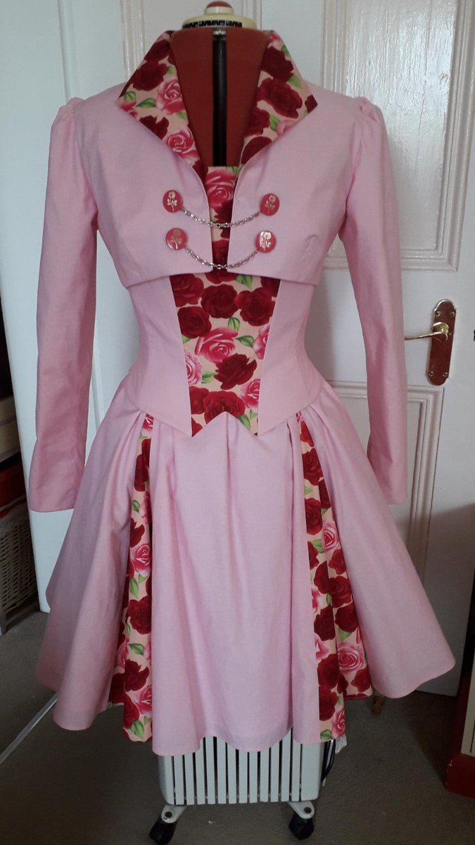 Pink cotton, roses polycotton &amp; sheeting for lining. Adapted skirt McCalls 7373 coat pattern. Boned bodice adapted from Simplicity 2172 &amp; bolero McCalls 6911. Will be at the Steampunk Fair. Fabrics from @FabriclandSalisbury
facebook.com/JackieTheDress…