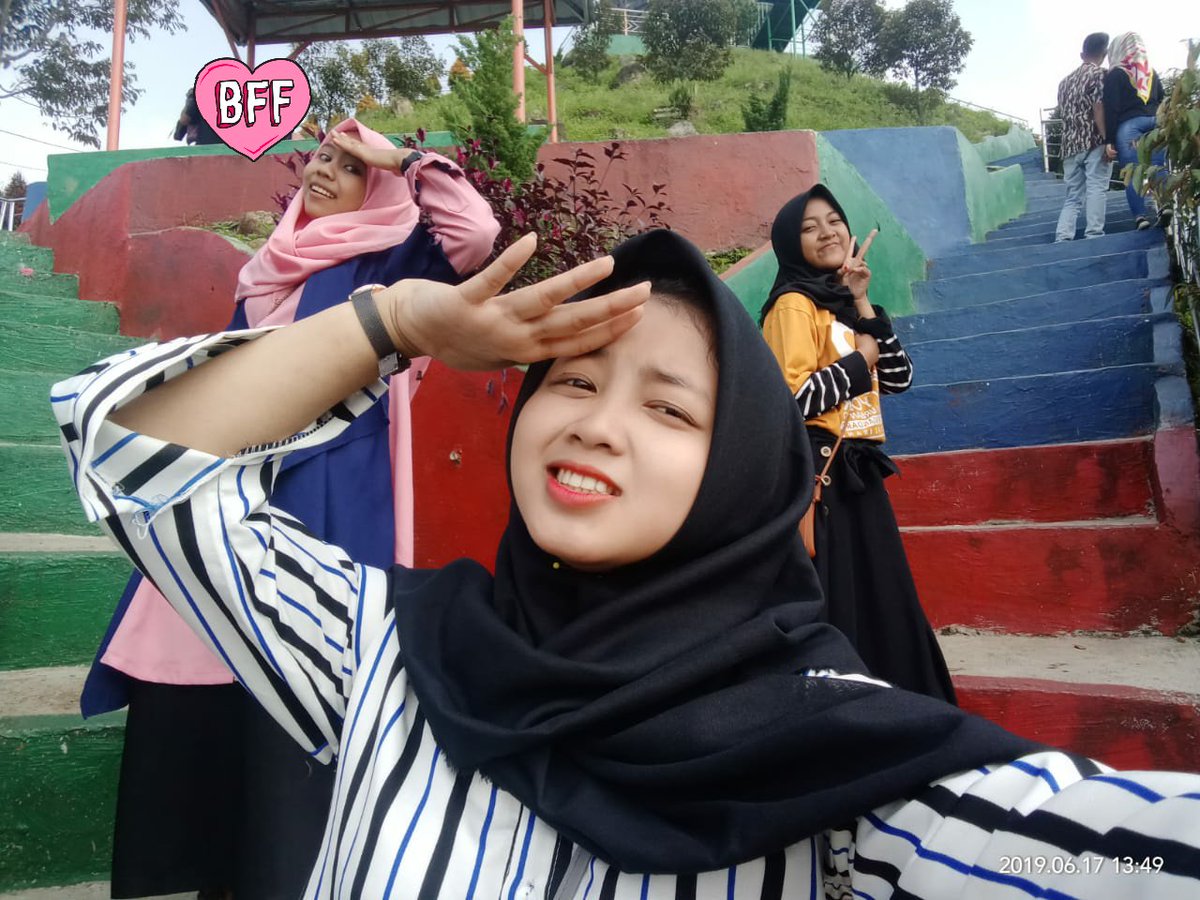 sintia67ss's tweet photo. Sanap ya gang 🔥
 Dunia ini sudah di penuhi kemaksiatan.
  Apah azab yang pantas untuk dua org di belakang Kita ini?

#LoveStory #RECEHKANTWITTER #receh #recehtapisayang https://t.co/r678XGkIjZ