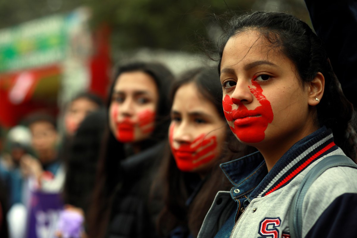 teleSURtv's tweet photo. Miles de personas marcharon el sábado en la capital de #Perú para exigir protección ante el creciente número de casos de #Feminicidios que se viven en el país suramericano https://t.co/d2MDFNNKQf https://t.co/uhgA9obLG4