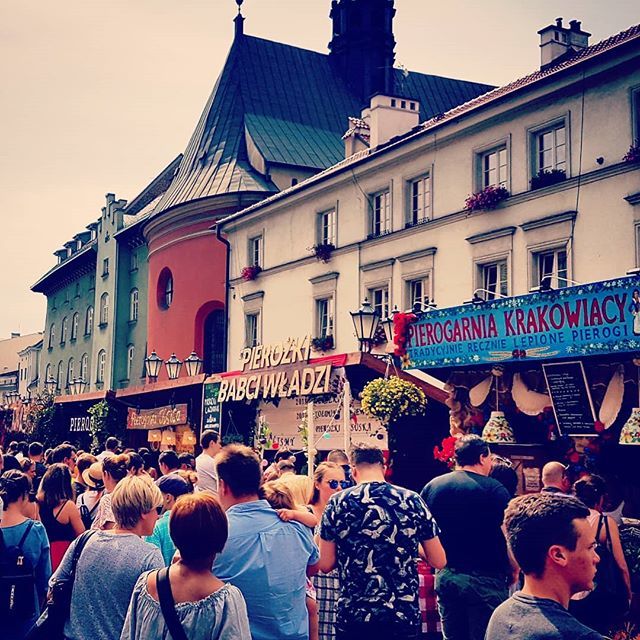 scottcalonico's tweet photo. What's got two thumbs and arrived to #Krakow in the middle of a #perogie festival? This guy! Dessert perogies were a little weird. #poland #fest #foodie #krakow https://t.co/aezL3mDRLS https://t.co/kSYMPUTmdG