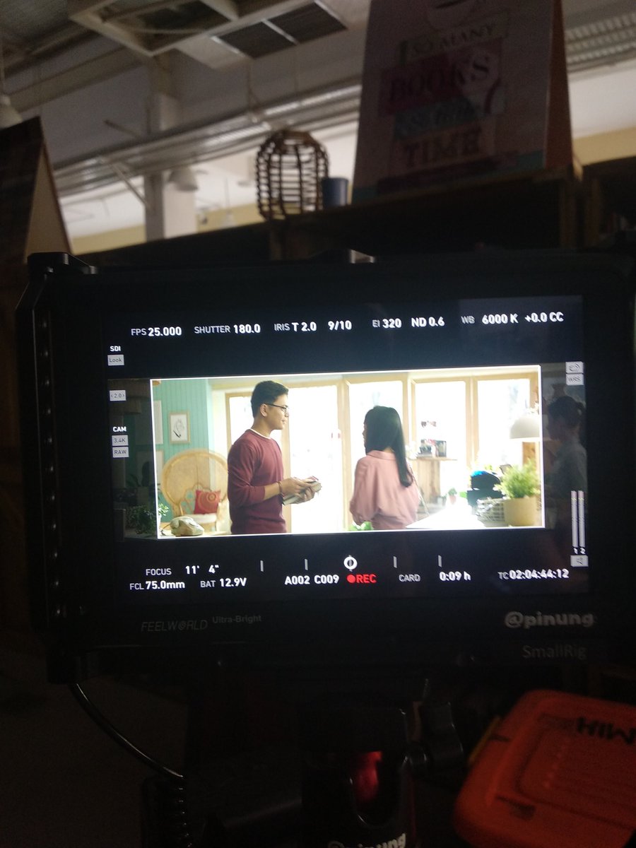 nah trs pas shooting hr pertama tuh seru bgt parah. mana ngakak mulu kan kl udah di scene dan udah take mesti sok romantis gt BAHAHA