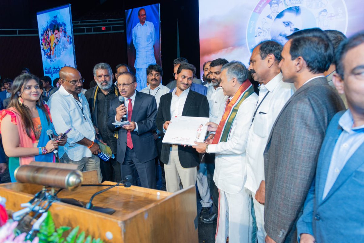 AndhraPradeshCM's tweet photo. ఈ సందర్భంగా రాష్ట్ర ప్రభుత్వం చేపట్టిన విప్లవాత్మక కార్యక్రమాల పై సుదీర్ఘంగా ప్రసంగించారు. వ్యవసాయం, విద్య, వైద్యం, ఎస్సీ, ఎస్టీ, బీసీ, మైనార్టీల అభ్యున్నతి, అవినీతి నిర్మూలన, నిరుద్యోగ సమస్యకు పరిష్కారం, సాగునీటి ప్రాజెక్టుల నిర్మాణం తదితర అంశాల పై తన విజన్ ను వ్యక్తం చేశారు. https://t.co/1awFEIipeP