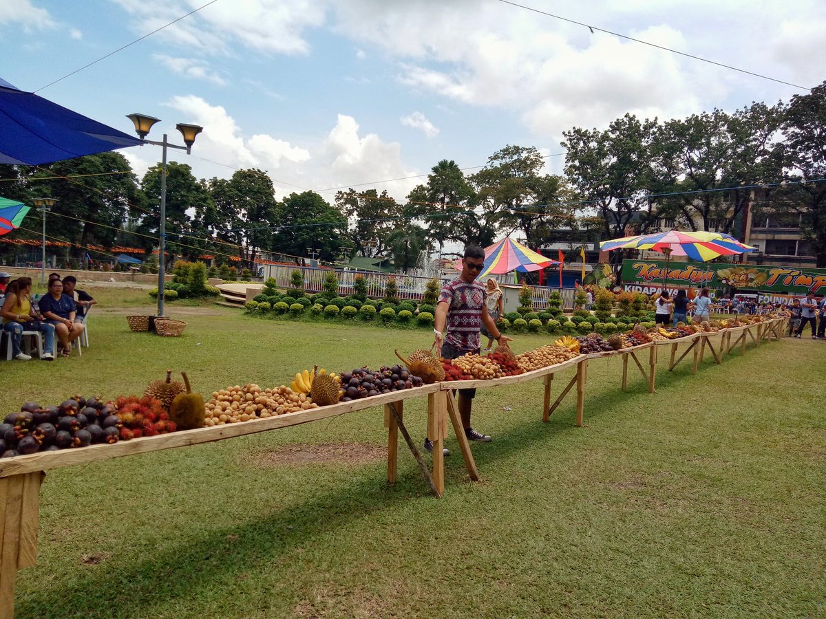 yadu_karu's tweet photo. EAT ALL YOU CAN FRUITS IN KIDAPAWAN

It's my first time to experience their famous Eat-All-You-Can Fruits during their "Kasadiya sa Timpupo" Festival.  

#MasLingawSaKidapawan #Yaduing https://t.co/ohwXqCDBjb