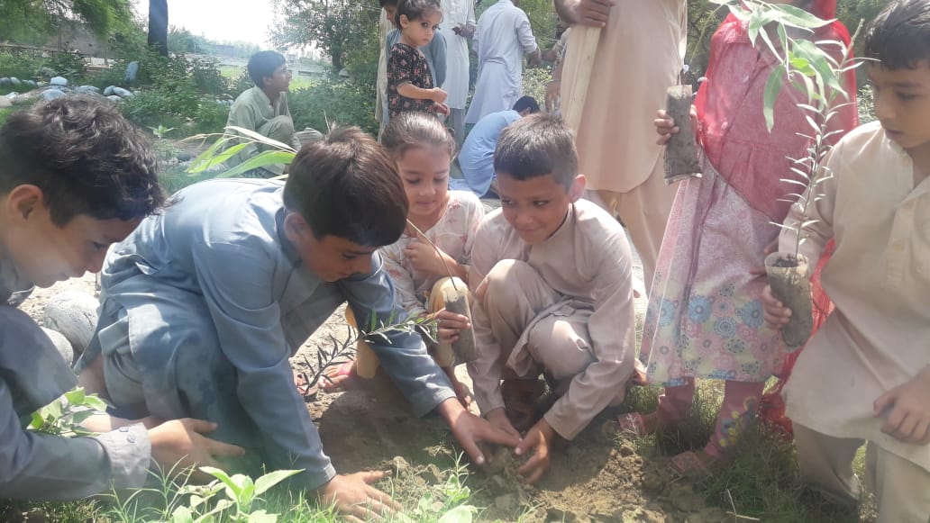 btap2015's tweet photo. قائد جناب عمران خان کا خواب سر سبز پاکستان کے نظریے کو عملی جامعہ پہننے کے لئے بچوں نے اپنے علاقے میں پودا لگا کر کلین اینڈ گرین پاکستان کمیپن میں اپنا حصہ شامل کر لیا
#Plan4Pakistan #Shabqadar #Charsaddda https://t.co/wfEMvayhbW