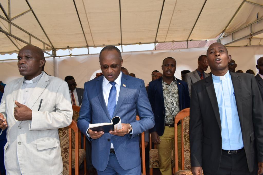 Jeanneniyonkur2's tweet photo. #Burundi:SEM le Premier Vice-Président #République @Sindimwo_G réhausse de sa présence les cérémonies de croisade de prière organisée par l'Eglise Anglicane de #Ruziba #CommuneMuha en @MairieBuja. https://t.co/jmHF6HkhdH