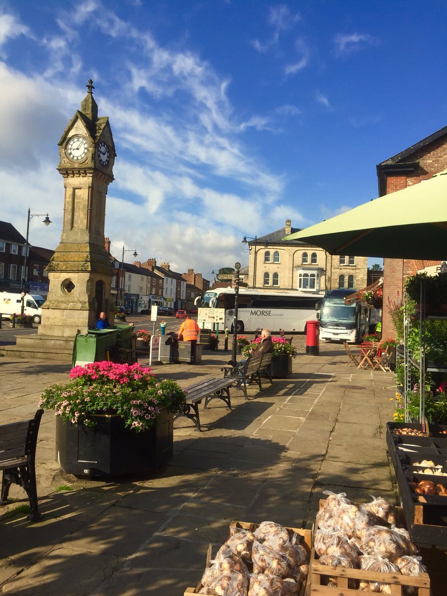 MyFaveBench's tweet photo. It’s all go here this morning and the flags are fluttering wildly at The World Of James Herriot. 
Welcome to Thirsk ❤️ There’s no better time to visit us 😊 
#BenchFans @ThirskTown  #Yorkshire @jamesherriot @Herriotcountry https://t.co/X5loqjyQeM