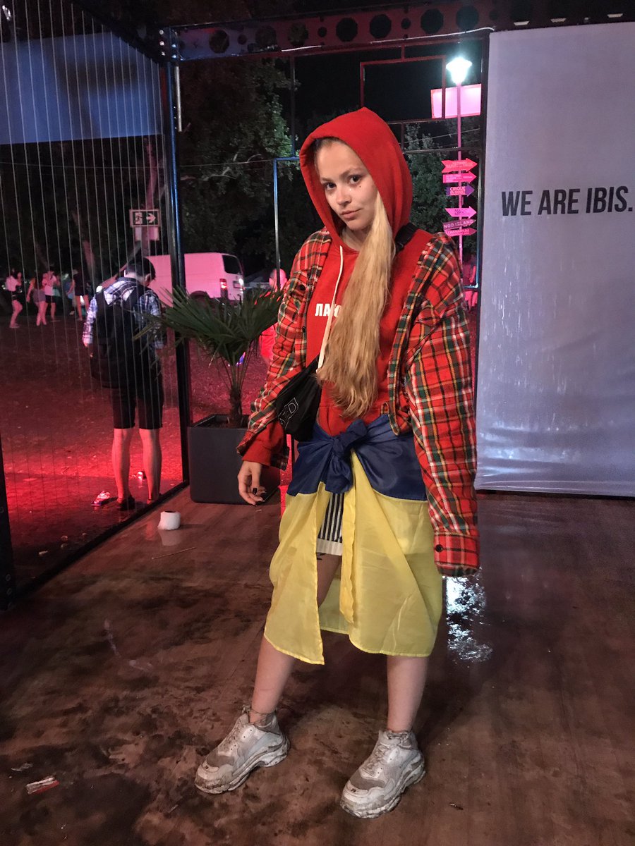 Я в 1 день фесту: - Буду кожен день стильно і по-фестивальному вдягатись
Я в 7 день іесту: - Вдягну то шо найменш брудне і обмотаюсь прапором👌🏻