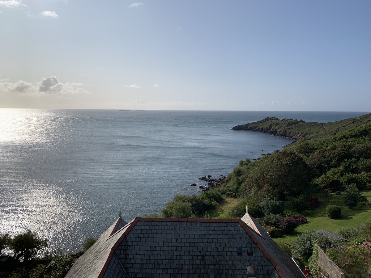 Never tire of the gorgeous views over #Coverack @lizardpeninsula @CoverackHarbour @CornwallAONB