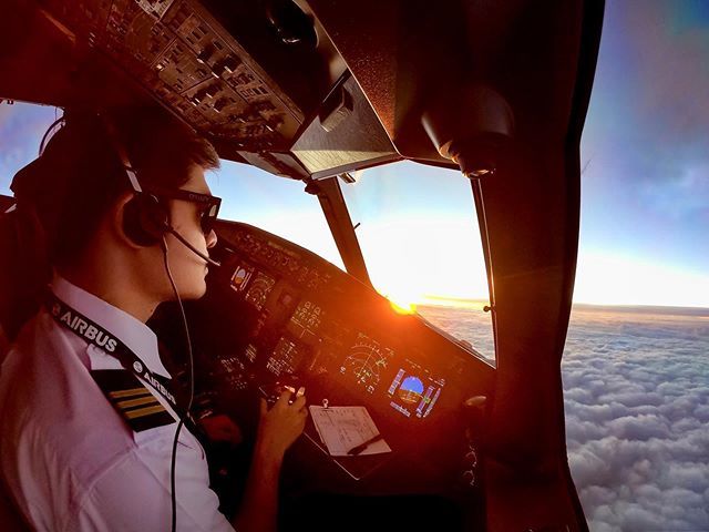 yoskadejong's tweet photo. Sunrise in the land Down Under 🇦🇺
.
.
#malaysiaairlines #airbus #a330 #instaaviation #avgeek #aircrew #gopro #goproaviation #instacrew #aviation #aviationdaily #aviationphotography #flightdeck #flightcrew #aviationdaily https://t.co/cHMobI4OZB https://t.co/Wb3EOWB5wZ