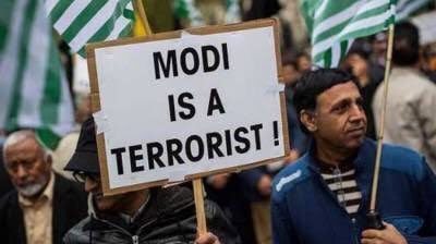 AbuHurairahKh11's tweet photo. India is a terrorist country and Modi is an other Hitler
#StopSuspendingPakistanis #WorldSupportsKashmir https://t.co/Htc9wOq0PE