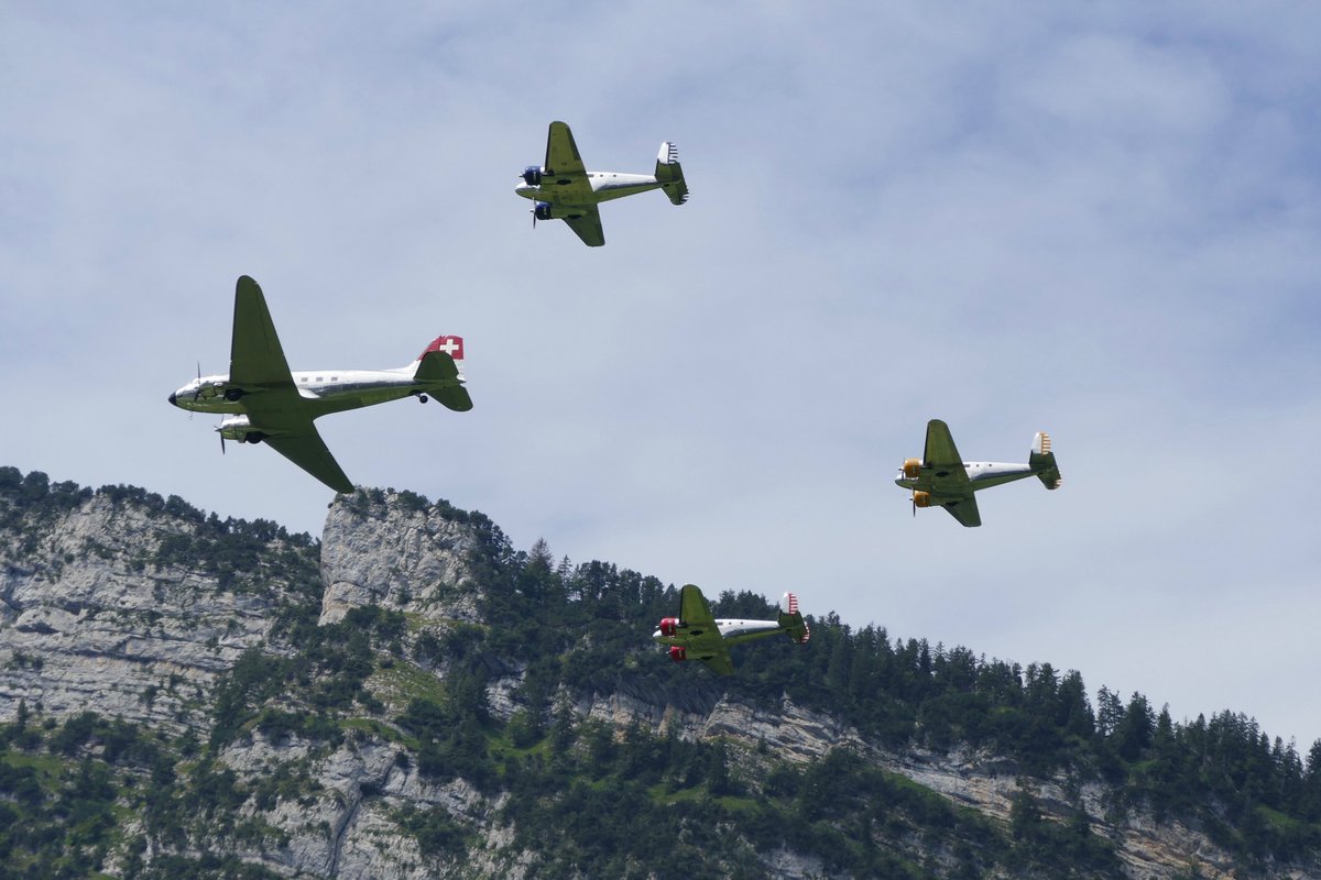 Roli_Net's tweet photo. #classicformation Swissair DC-3 N431HM & #Beech18 @Zigermeet Mollis Switzerland #DC3 #planespotting #planespotter #avgeek #avgeeks #airshow #aviationdaily #aviationphotography #aviation #Aircraft https://t.co/CA6MPSpCrI