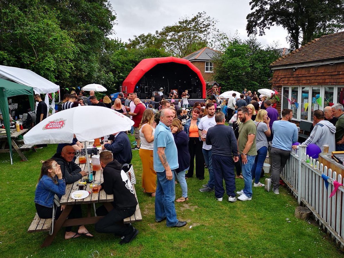 YorkRoadProject's tweet photo. There’s just one week until #Rowfest returns to The Rowbarge pub! 🎉💙
Great music, entertainment, food & more - all raising money towards our work. #Woking #homelessness
See you there! Find all the details on Facebook here: https://t.co/JijEdXydXV https://t.co/gpqySYH5DK