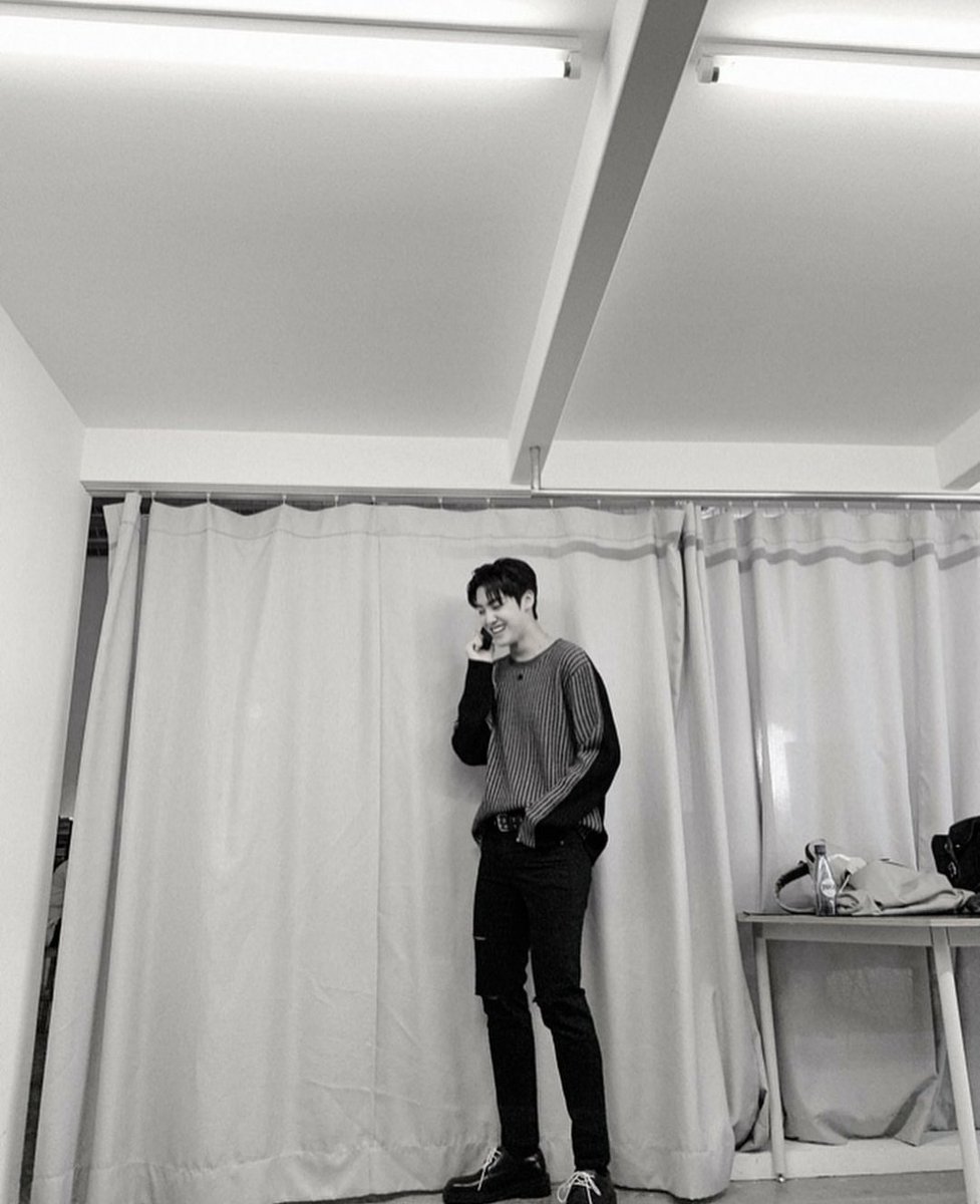 MyYouthteen's tweet photo. [INSTAGRAM]180819

@ syv0428
Traduction :
Allô?
Suis je au courant pour la F...Fanmeeting?
Je vais tout de suite reserver❤️
#THEPRESENT #KIMKOOKHEON #Songyuvin  #Fanmeeting #Demain #8HEURE #OUVERTUREDESTICKETS #Patientez https://t.co/78RfDPq1hh