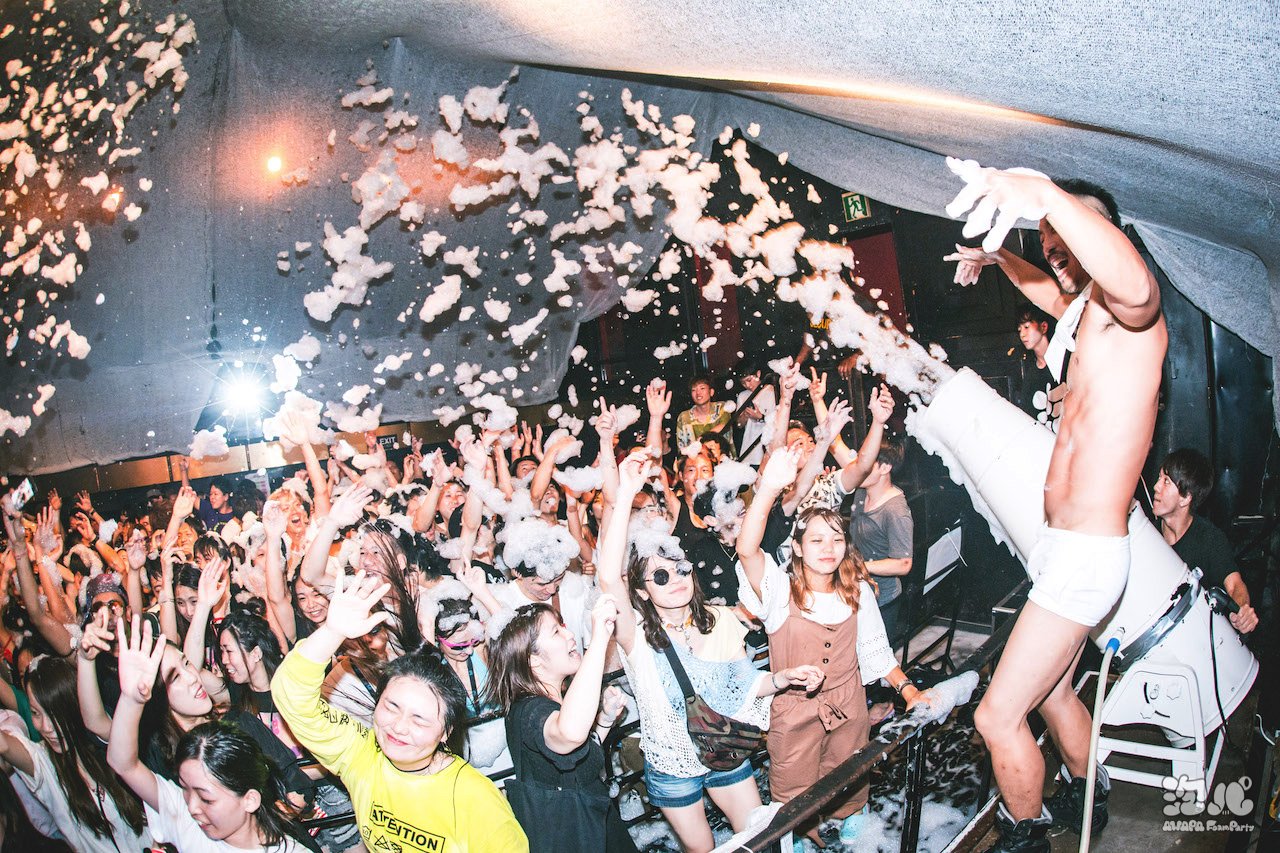 泡パ 泡パ 19 Party Snap 1f Main Floor は 泡time 中 Everybody Hands Up And Dance 次回 9 7 土 の 前売りチケット は絶賛発売中 お得に 泡パ を楽しんじゃおう T Co 0fxopqzut5 泡パ 泡パーティー