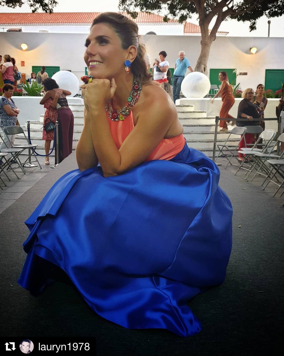 roselinde_'s tweet photo. Imagen de anoche en la I Pasarela Arrecife Moda, la presentadora @Lauryn1978 luciendo complementos #Roselinde diseñados para la ocasión 😍 @tenerifemoda #vivemodarrecife #DesignForMe https://t.co/U8NKPfPAx5