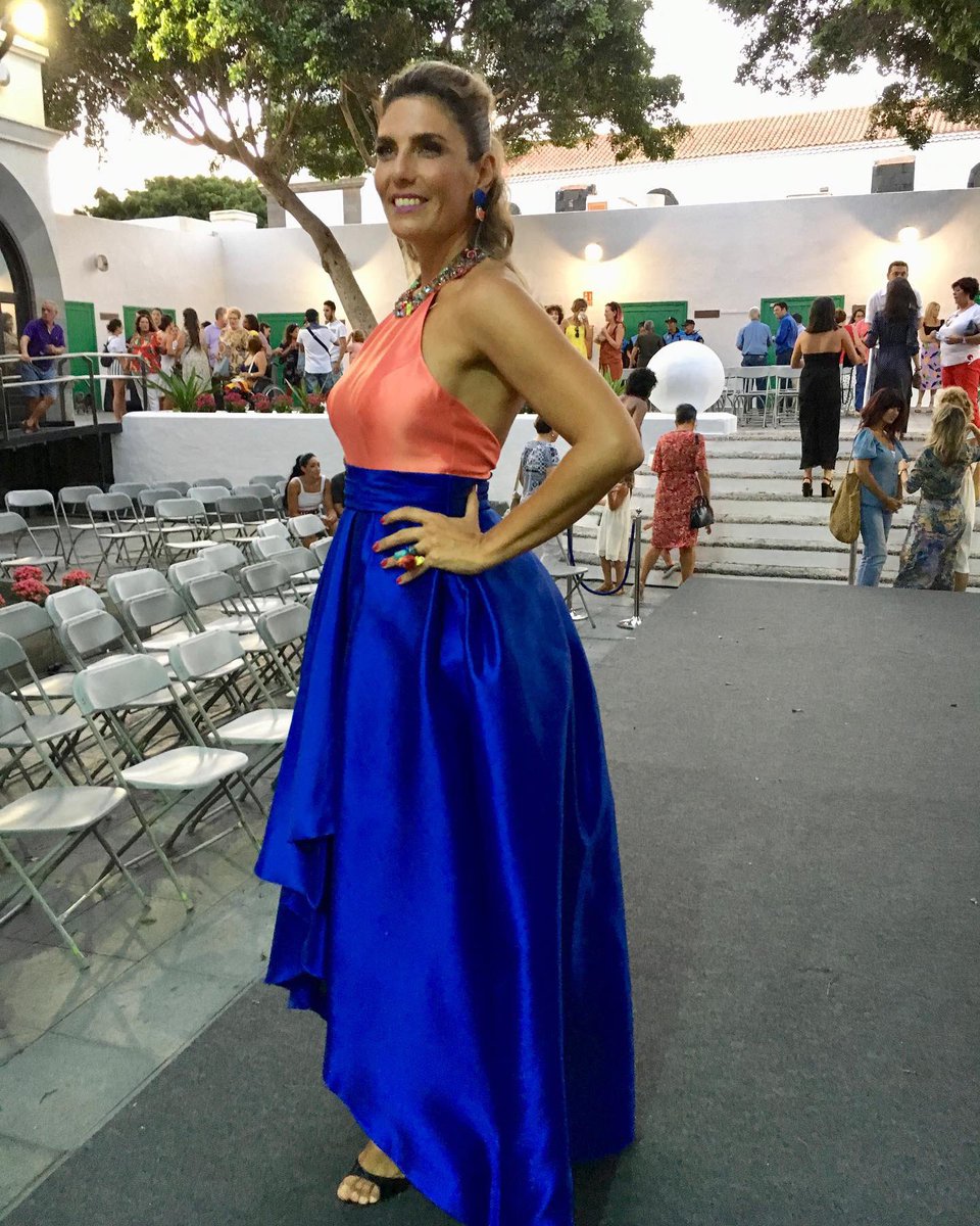 roselinde_'s tweet photo. Imagen de anoche en la I Pasarela Arrecife Moda, la presentadora @Lauryn1978 luciendo complementos #Roselinde diseñados para la ocasión 😍 @tenerifemoda #vivemodarrecife #DesignForMe https://t.co/U8NKPfPAx5