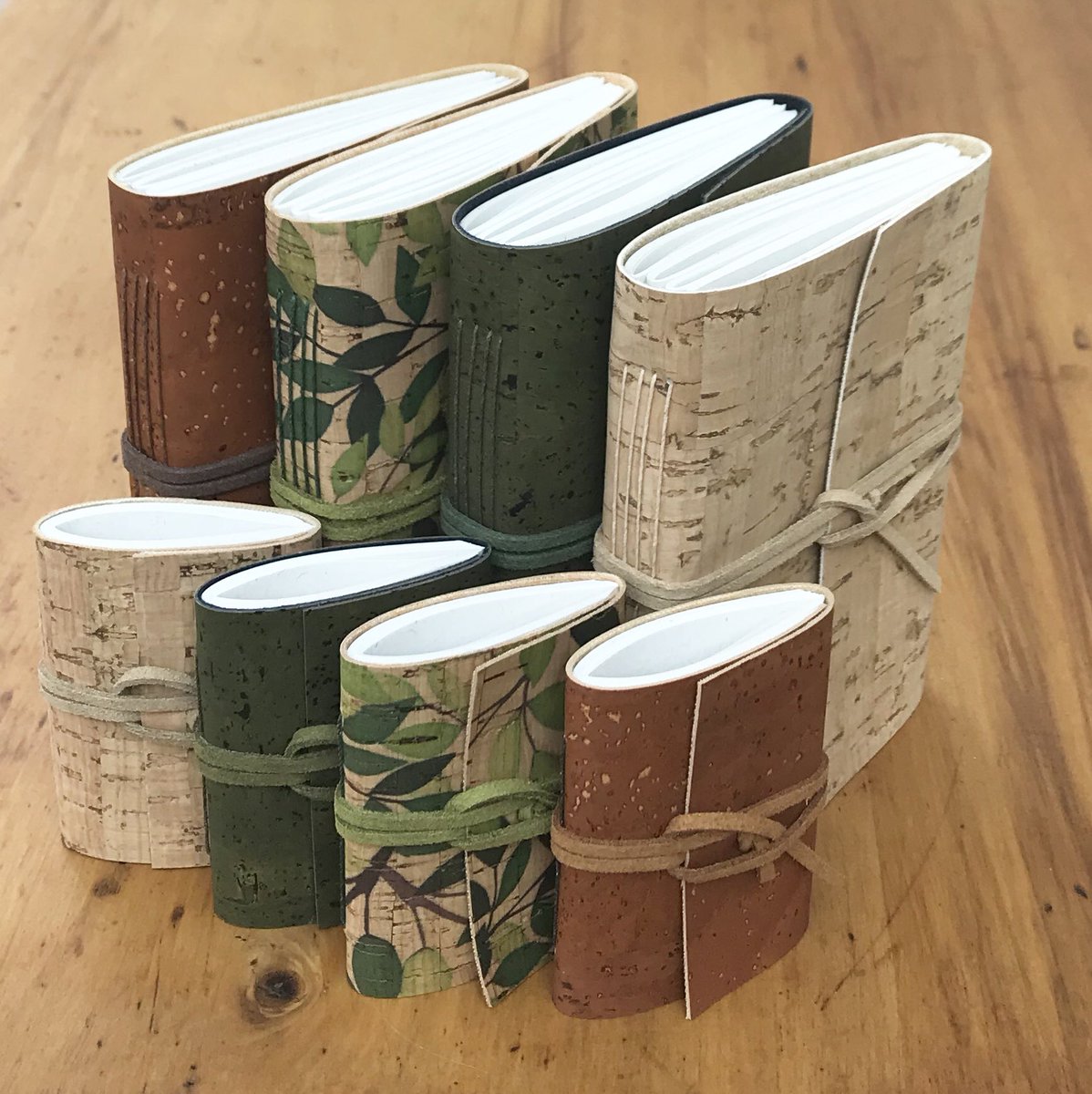 BooksBySueDay's tweet photo. Green, earthy and natural. 💚🌱
Filled with recycled paper, these sustainable cork wraps are #ecofriendly #vegan and a perfect gift or treat for yourself 📚
https://t.co/j03meMuDVr

#UKGiftHour #UKGiftAM #shopindie 
#universitygift #gapyeargift #writersgift #travelgift https://t.co/yyOkISWxNb