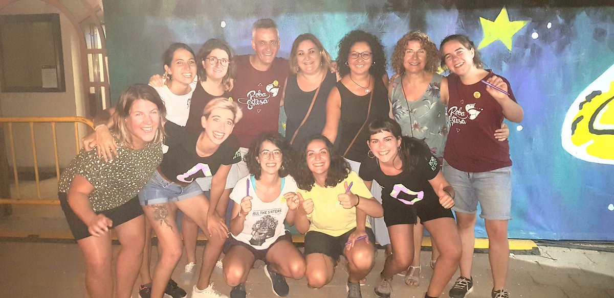 DonesErcBaix's tweet photo. Ahir al concert de #Cardedeu vam tenir l'oportunitat de donar bolis liles al grup de musica reivindicativa-feminista @somrobaestesa , per escriure les properes cançons en tinta lila.
Un gran espectacle!
#LlibertatPresesPolitiqueiexiliades
#Futurenlila https://t.co/9FXikXPb5k
