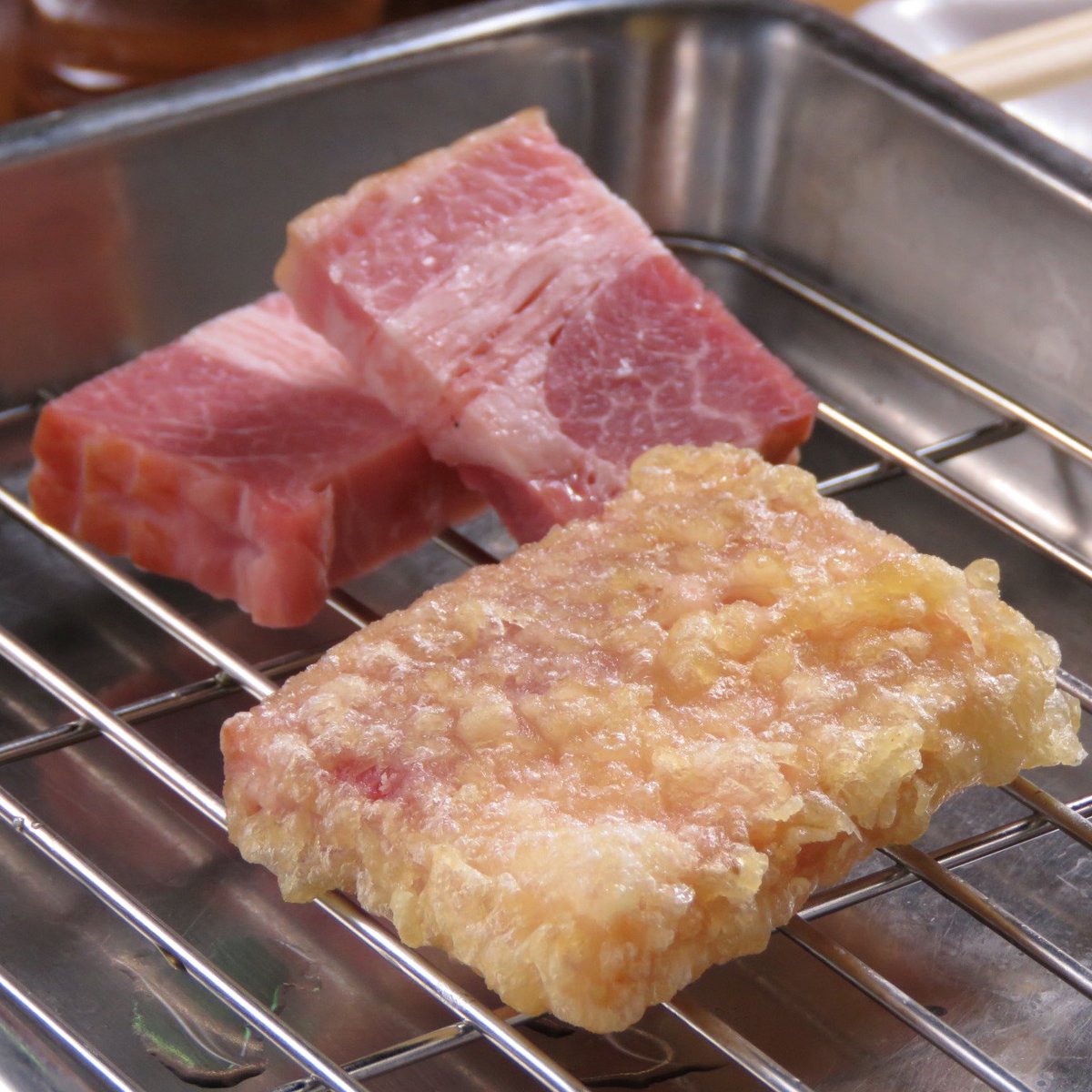 taneshichi's tweet photo. こちらも新メニュー、ベーコン天。え、それも天ぷらにしちゃうの！？という新メニューですが、ベーコン自体の塩気と香り���、こちらもお酒が進んでしまう一品です😊#たね七 #天ぷら #錦市場 #京都 #ビールが進む #ハイボールに合う #ベーコン #bacon #taneshichi #tempura #kyoto #nishikimarket https://t.co/T5AnisUqQW