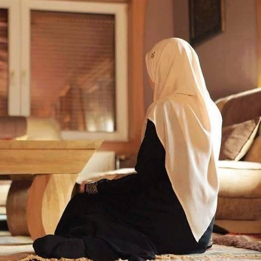 Yaralarını kendi başına sardığın da, yaşadıklarını kabullenirken düşe kalka ayağa kalktığın da büyürsün.

Ve esas o zaman öğrenirsin kimseden medet ummaman gerektiğini.

Kime içini açarsan ilk önce o noktadan yara alacağını…

.

.

.

Huzurlu Vakitler 🌹🌹🌹

.