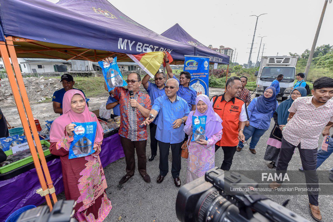 FAMA_Malaysia's tweet photo. Bazaar Peduli Rakyat di Dataran Hidayah, Kampung Pandan hari ini dirasmikan oleh Exco Pertanian.

 Sempena program ini turut diadakan program #myfoodforummah #famaprihatin #jomkongsirezeki. https://t.co/T21ad8v50U